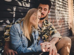 Read more about the article How to tell if a woman is interested in you