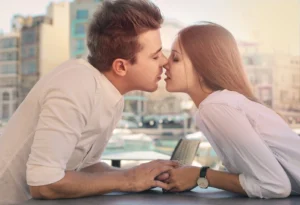 Read more about the article Should you kiss on the first date and when it feels right